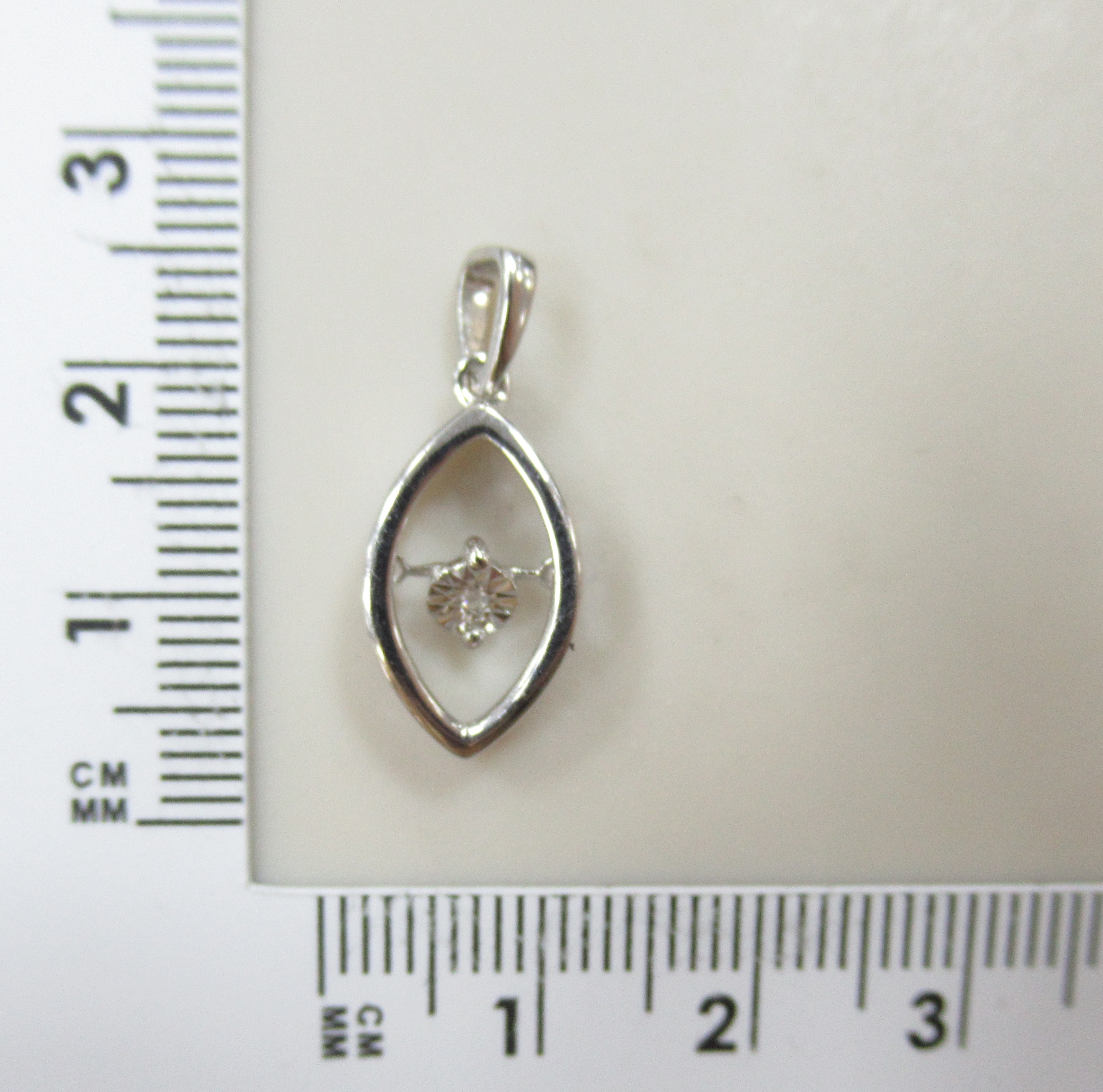 Серебряная подвеска с бриллиантом "Танцующий камень"